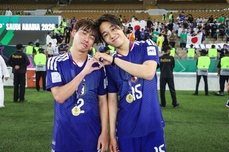 很写意！杨瀚森保护后场篮板推反击 不看人领传助飞乐福