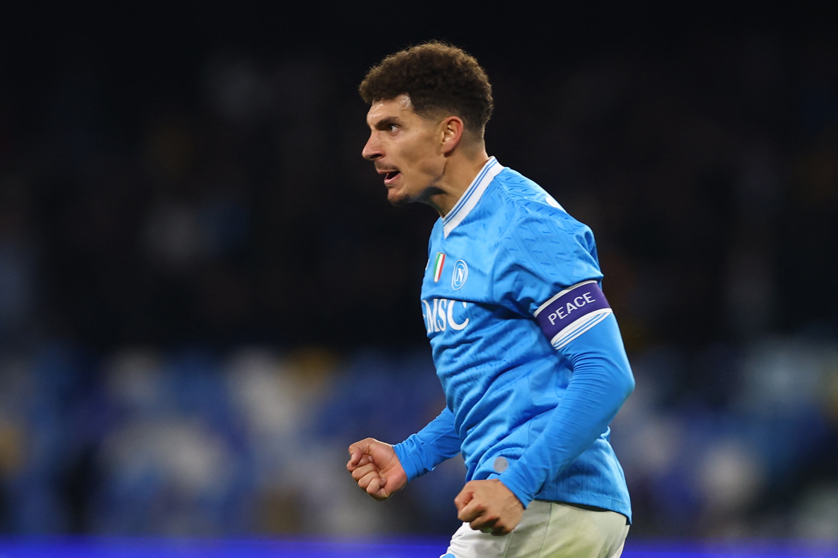 很写意！杨瀚森保护后场篮板推反击 不看人领传助飞乐福