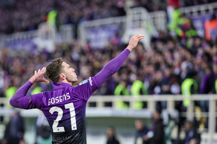 很写意！杨瀚森保护后场篮板推反击 不看人领传助飞乐福